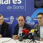 Tomas Cabezón atiende a la prensa junto a Benito serrano y Rafael Hernando
