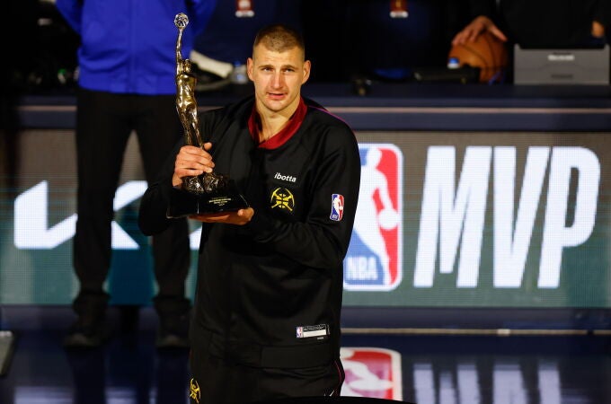 Nikola Jokic recibió su tercer trofeo de MVP