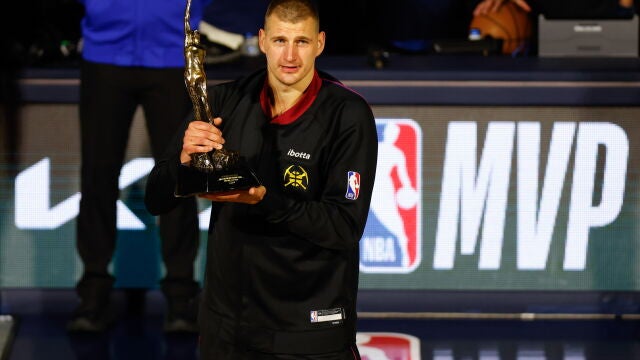 Nikola Jokic recibió su tercer trofeo de MVP