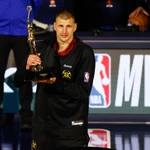 Nikola Jokic recibió su tercer trofeo de MVP