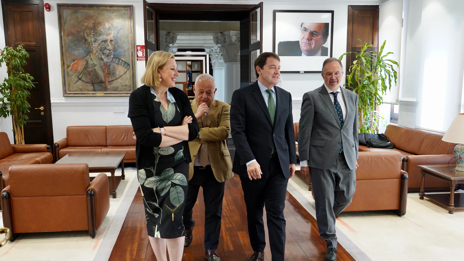 Mañueco conversa con Ignacio Fernández Sobrino, en presencia de Gonzalo Santonja e Isabel Blanco