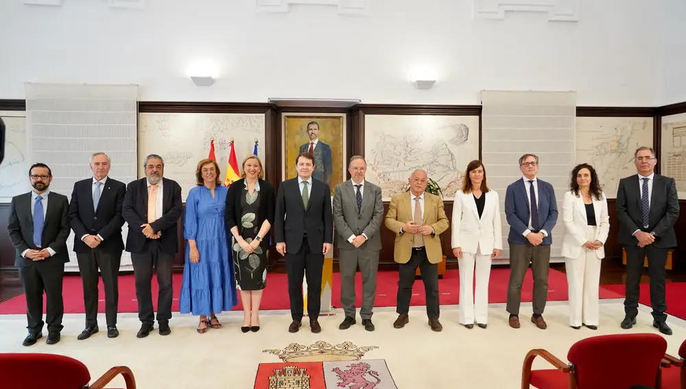 Foto de familia de Mañueco, Blanco y Santonja con miembros de la Fundación Santa María la Real encabezada por Fernández Sobrino