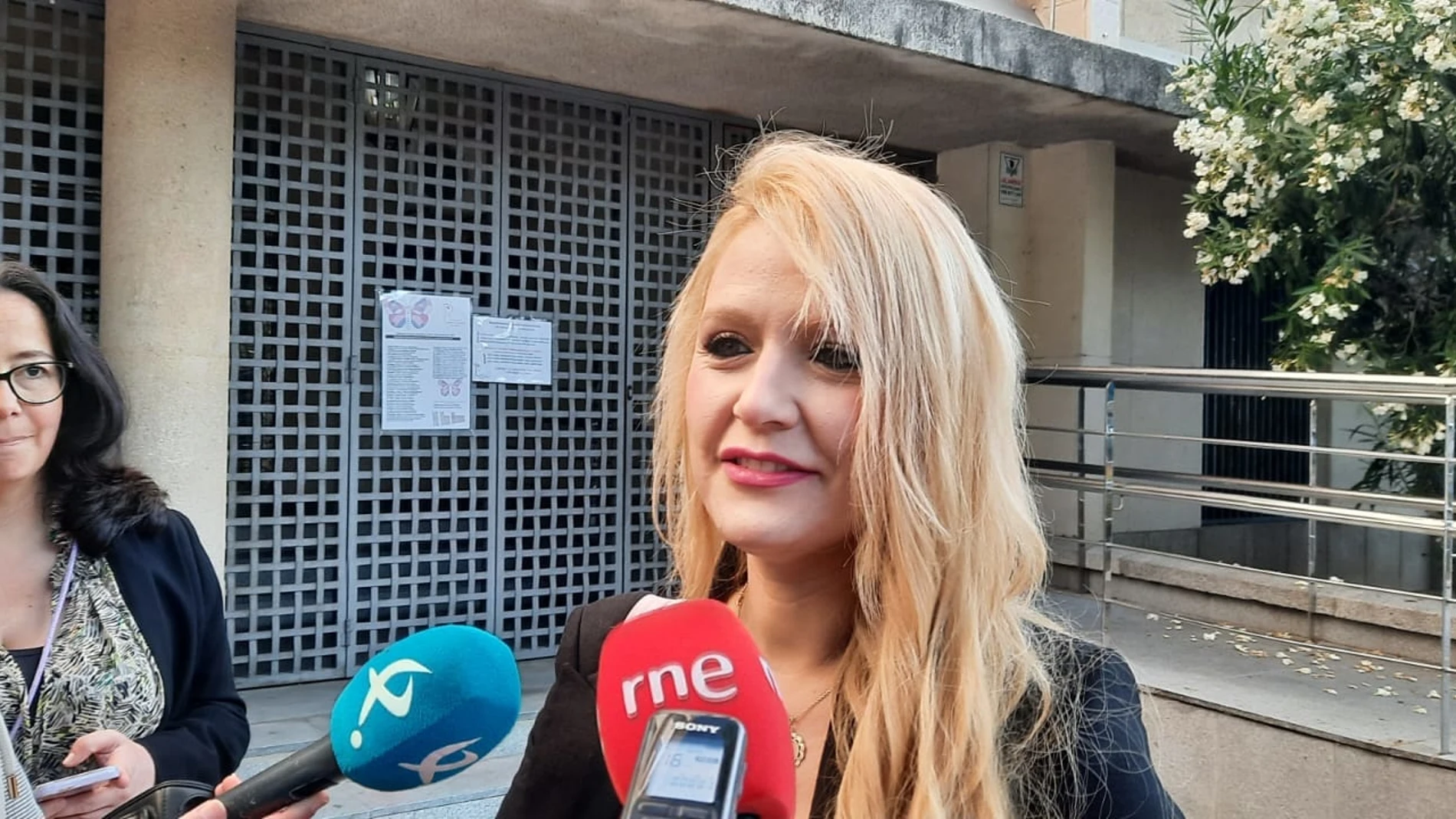 La abogada de la hermana y la madre de Manuela Chavero, Verónica Guerrero, atiende a los medios en Badajoz