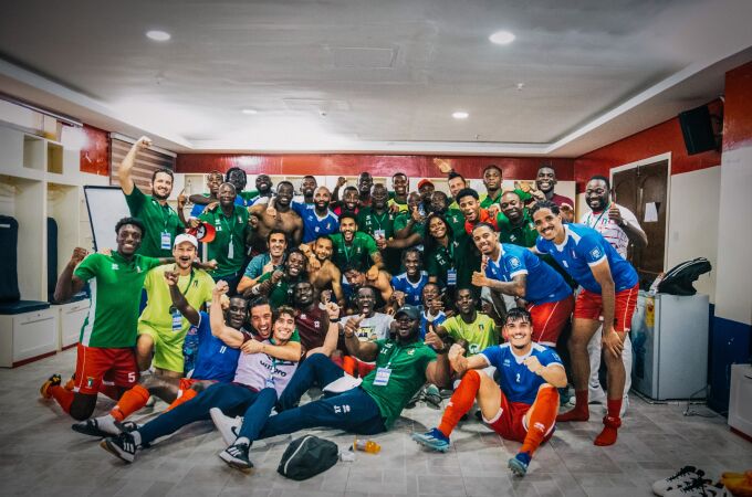 Jugadores de la selección de fútbol de Guinea Ecuatorial en el vestuario