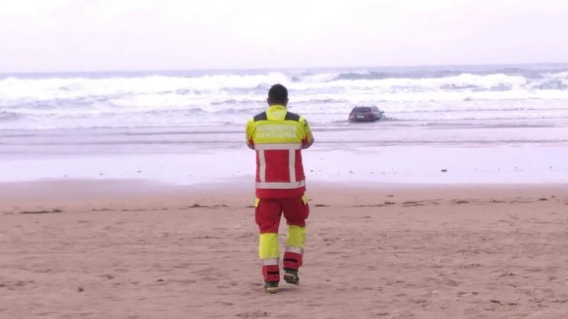 Vehículo encallado en la orilla de la playa de Oyambre