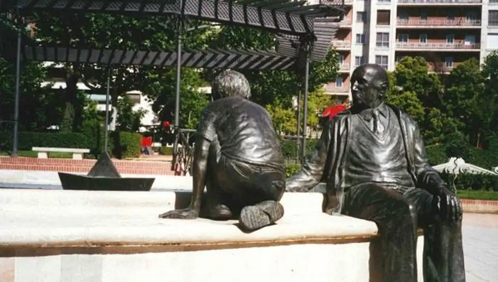 Escultura en recuerdo al poeta Jorge Guillén que rinde homenaje a la infancia en el interior del Parque de Poniente