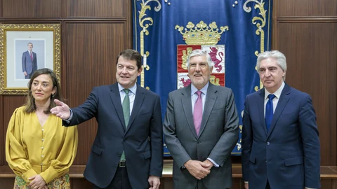 El presidente de la Junta de Castilla y León, Alfonso Fernández Mañueco, acompañado por la consejera de Movilidad y Transformación Digital, María González Corral, mantiene en la sede de la Presidencia, en Valladolid, un encuentro con el embajador de Portugal en España, João Mira-Gomes; con el presidente de la Cámara Municipal de Bragança, Paulo Xavier, y otros representantes institucionales del país vecino