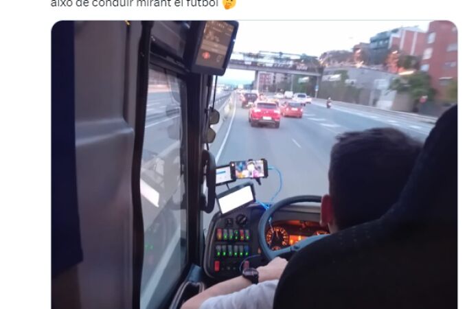 Denuncian que a un conductor de autobús por mirar un partido del Barça por el móvil mientras conducía 