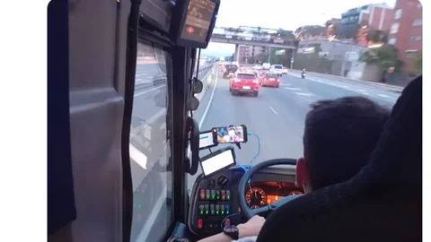 Denuncian que a un conductor de autobús por mirar un partido del Barça por el móvil mientras conducía