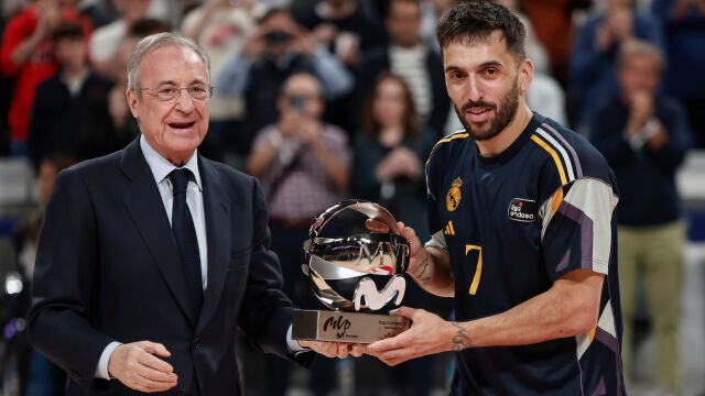 Florentino Pérez entregó el premio de MVP de la Liga Endesa a Campazzo