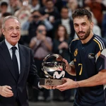 Florentino Pérez entregó el premio de MVP de la Liga Endesa a Campazzo