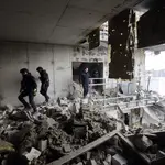 Los restos de un edificio de viviendas destruido ayer por los bombardeos ruso en Járkiv