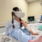 Hospitales andaluces usan gafas de realidad virtual para aliviar la ansiedad de los niños que pasan por quirófano