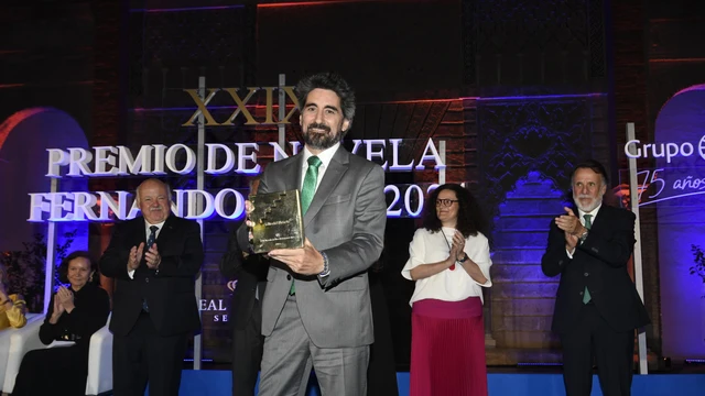 Manuel Loureiro recoge el premio durante la la cena de gala de la vigésimo novena edición del Premio de Novela Fernando Lara, que se celebra en los Reales Alcázares de Sevilla.