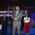 Manuel Loureiro recoge el premio durante la la cena de gala de la vigésimo novena edición del Premio de Novela Fernando Lara, que se celebra en los Reales Alcázares de Sevilla.