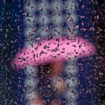 Detalle las gotas de agua sobre un cristal