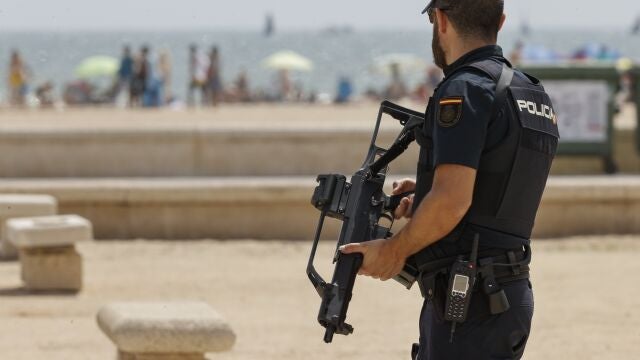 Un agente de la Policía Nacional en plena "operación verano"