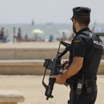 Un agente de la Policía Nacional en plena "operación verano"
