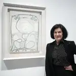 Paloma Picasso ante el retrato de su hermano Claude