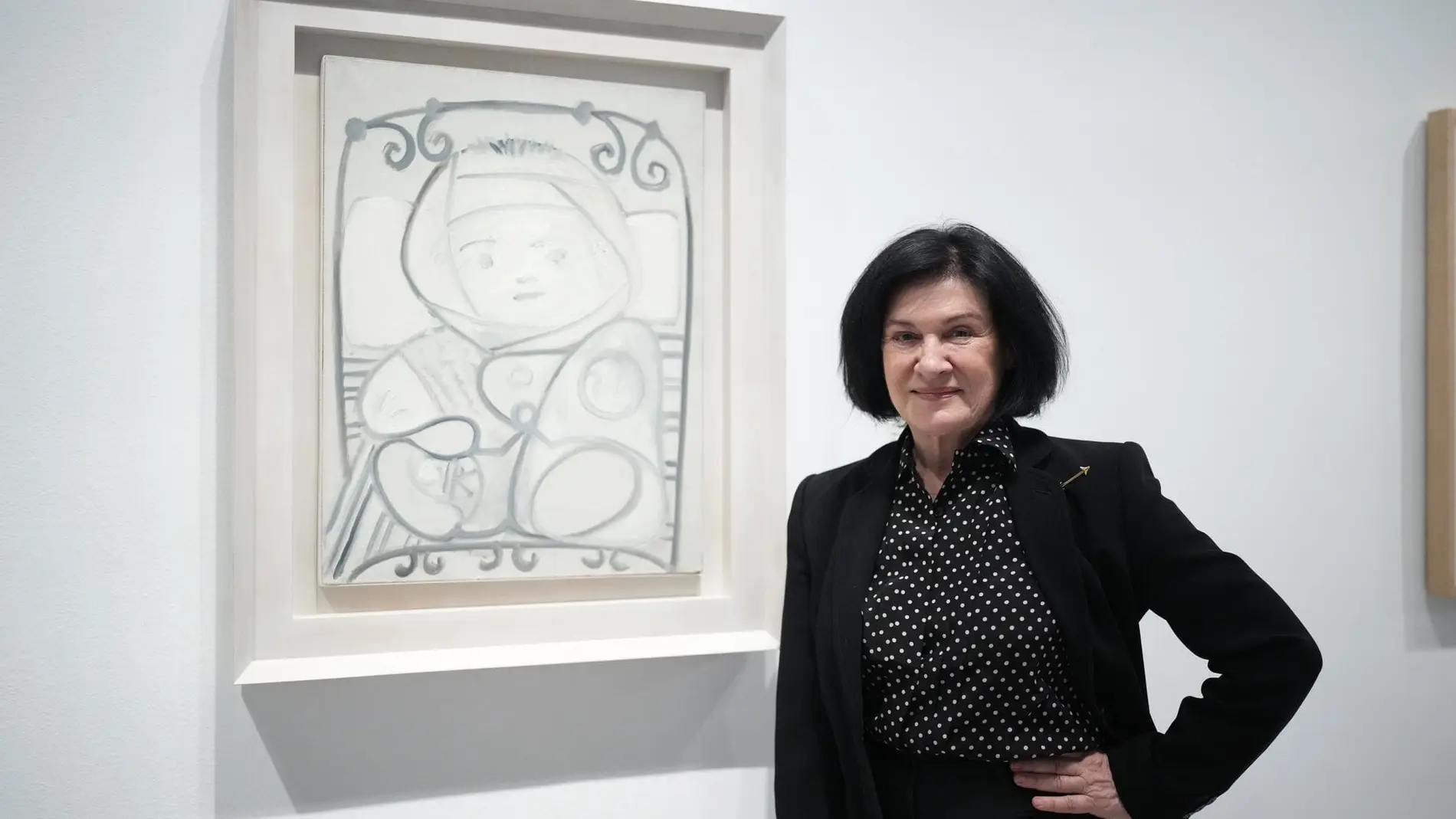 Paloma Picasso ante el retrato de su hermano Claude