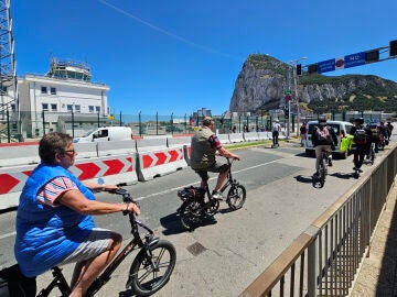 Albares y Cameron se reúnen en Bruselas para llegar a un acuerdo sobre Gibraltar