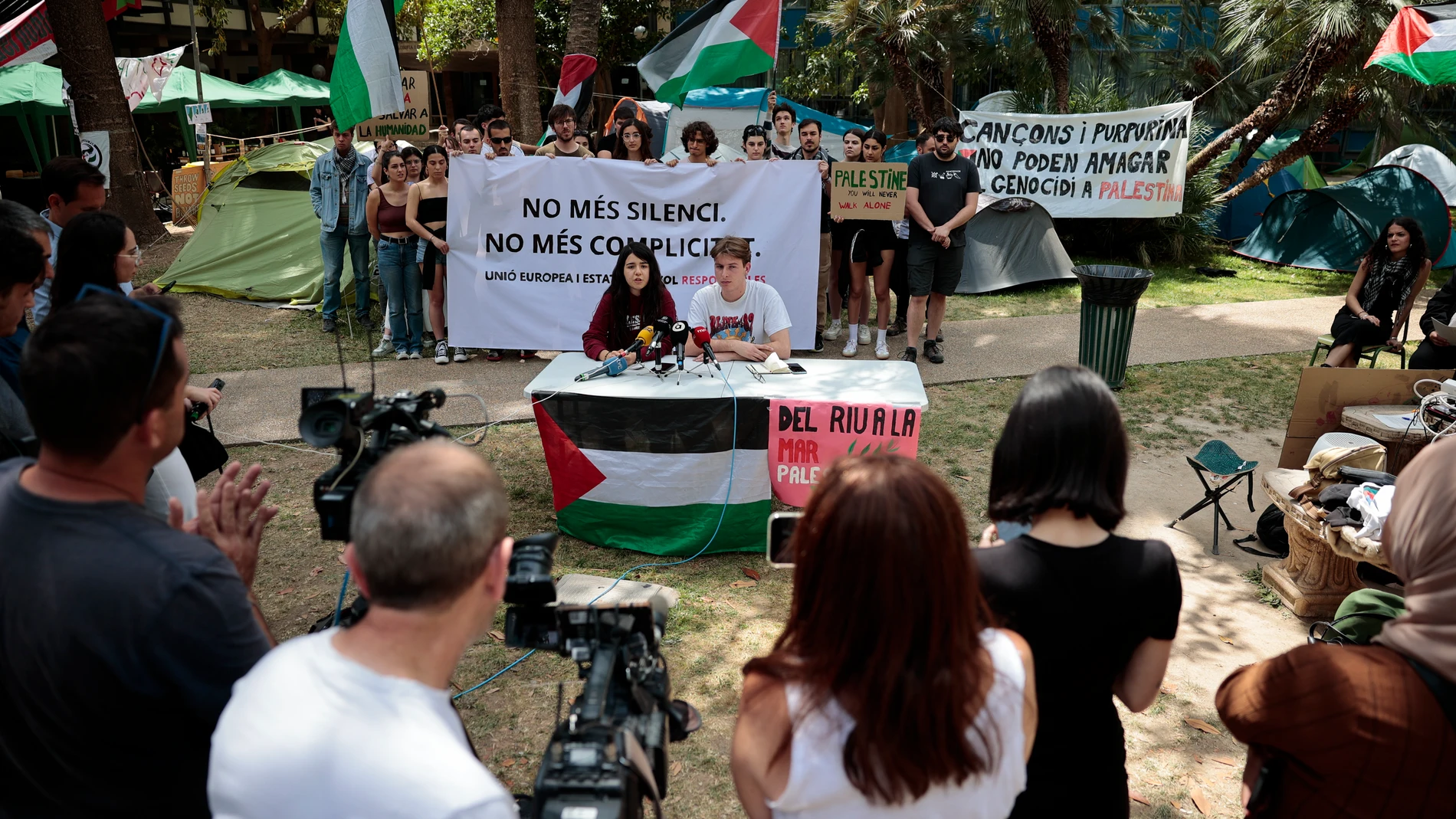 La Universitat suspende las clases en Filosofía esta mañana tras el encierro propalestino