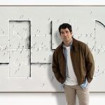 Jaime Monge junto a su obra, "La Rayuela"