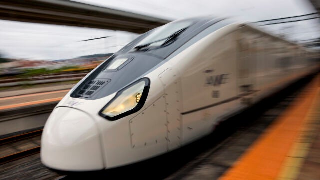 El ministro de Transportes y Movilidad Sostenible, Óscar Puente, viaja en un tren de alta velocidad de la serie 106 de Renfe, de cara a la puesta en servicio de los Avril