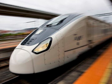 El ministro de Transportes y Movilidad Sostenible, Óscar Puente, viaja en un tren de alta velocidad de la serie 106 de Renfe, de cara a la puesta en servicio de los Avril