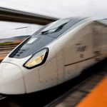 El ministro de Transportes y Movilidad Sostenible, Óscar Puente, viaja en un tren de alta velocidad de la serie 106 de Renfe, de cara a la puesta en servicio de los Avril