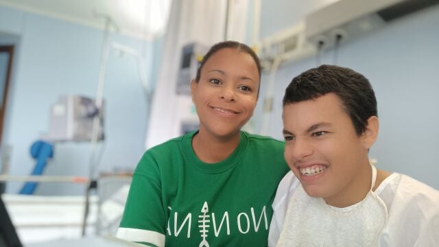 Alejandro, con SPG50, y su madre en el hospital
