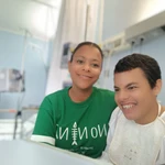 Alejandro, con SPG50, y su madre en el hospital