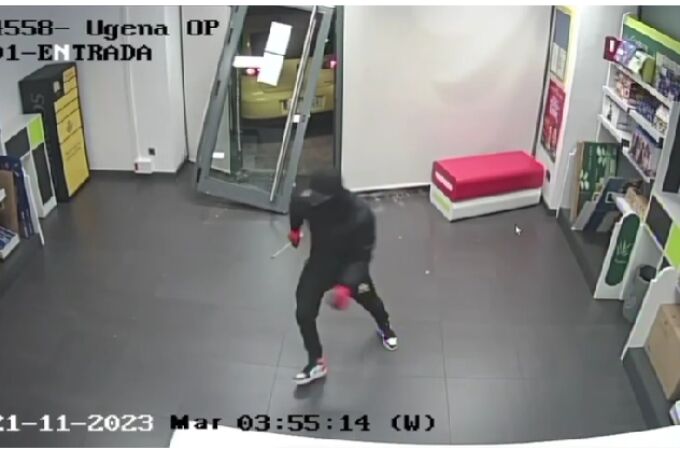 Imagen del robo en la oficina de Correos de Ugena (Toledo)