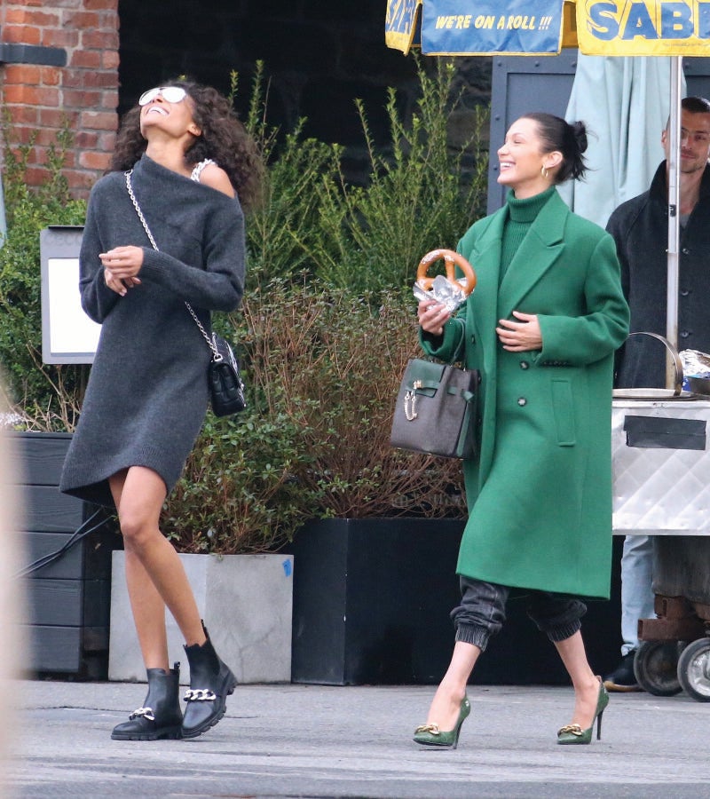 Las modelos Bella Hadid y Cindy Bruna disfrutando de unos pretzels