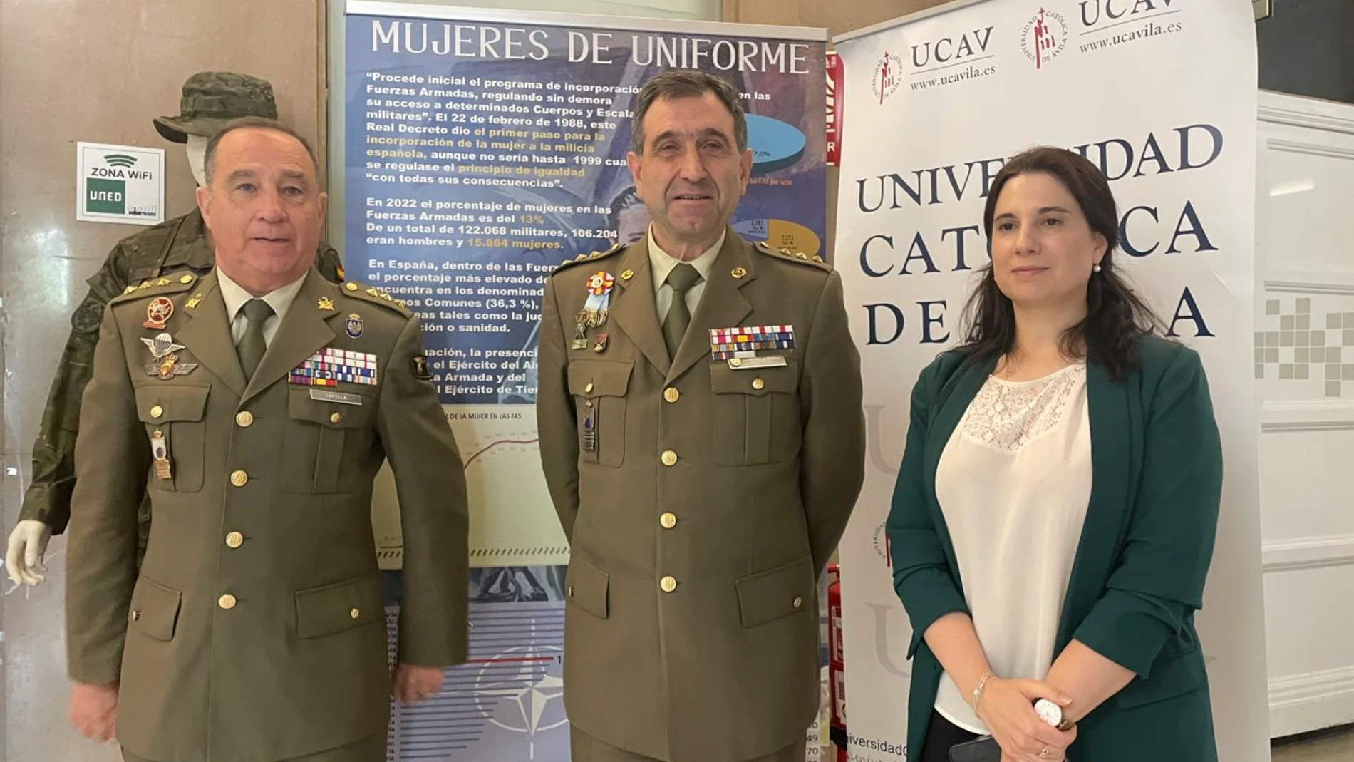 La vicerrectora de Ordenación Académica, Lourdes Miguel, el subdelegado de Defensa en Ávila, el coronel Álvaro Capella y el director interino del Instituto Español de Estudios Estratégicos, el coronel José María Pardo de Santayana han clausurado este viernes el I Congreso Internacional de Cultura de Defensa