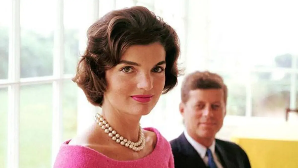 30 años sin Jackie Kennedy: la otras manchas más allá de su Chanel rosa