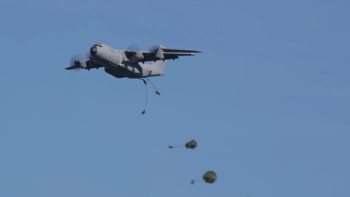 Paracaidistas españoles saltan en la mayor operación aerotransportada de la OTAN desde la II Guerra Mundial