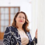 Carmen Crespo posa para la entrevista en el Parlamento de Andalucía