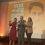 Luis de Vega (El País) junto con Sara Gómez Armas (Agencia EFE) y Anna Bosch (RTVE) al recoger el Premio Cirilo