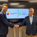 Artemio Domínguez, presidente de la AECC en Valladolid, y José Luis Morencia, del Colegio Profesional de Fisioterapeutas de Castilla y León, firman el acuerdo