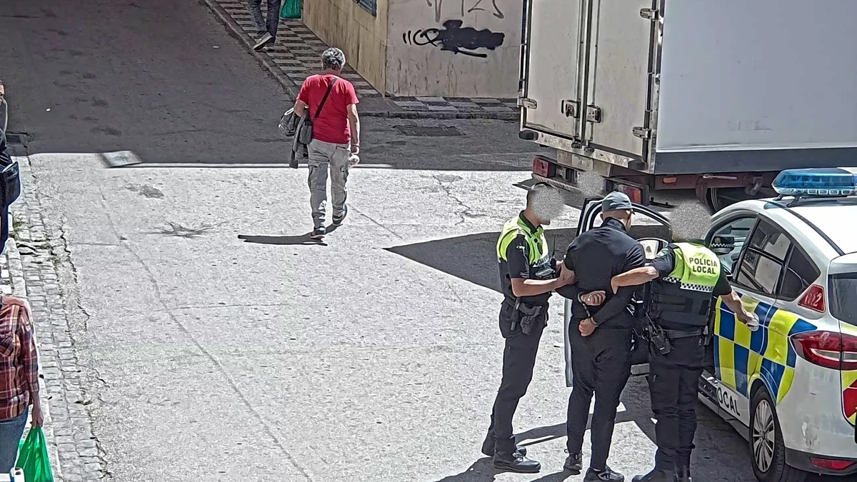 Detenido por agredir a un policía local de Algeciras cuando la grúa retiraba su coche