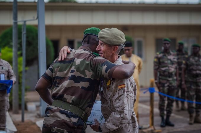 El general español Fernández Ortiz-Repiso y el maliense Diarra se abrazan tras la ceremonia de cierre de la misión de Mali