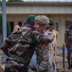 El general español Fernández Ortiz-Repiso y el maliense Diarra se abrazan tras la ceremonia de cierre de la misión de Mali