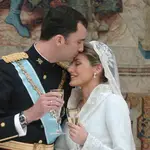  Don Felipe y su prometida, Letizia Ortiz, convertidos ya oficialmente en príncipes de Asturias, durante el banquete matrimonial celebrado en el Palacio Real