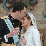  Don Felipe y su prometida, Letizia Ortiz, convertidos ya oficialmente en príncipes de Asturias, durante el banquete matrimonial celebrado en el Palacio Real