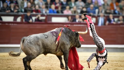 Momento de la cogida de Emilio de Justo por el quinto