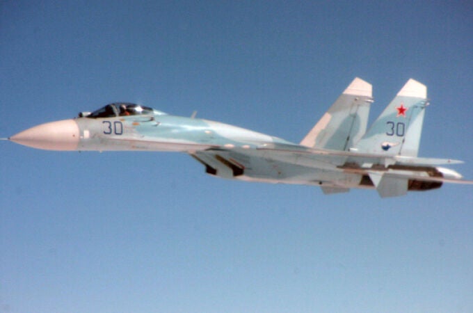 Su-27, el primer caza con el se realizó una demostración pública de la maniobra Cobra en 1989.