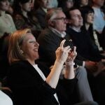 La consejera Isabel Blanco realiza una foto con su móvil durante la gala de arte joven celebrada en Valladolid