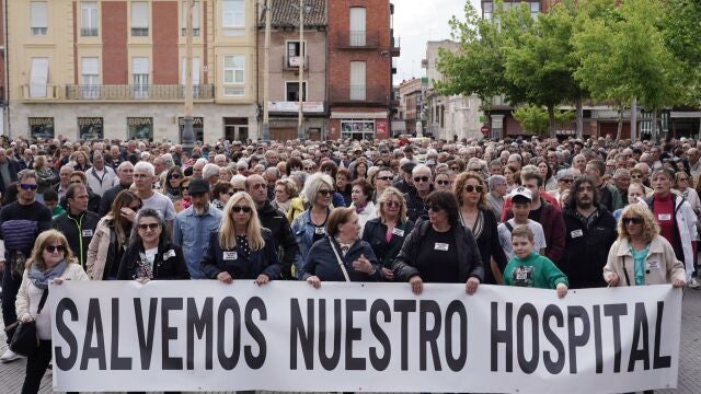 Cientos de personas e manifiestan en Medina del Campo para salvar a su hospital