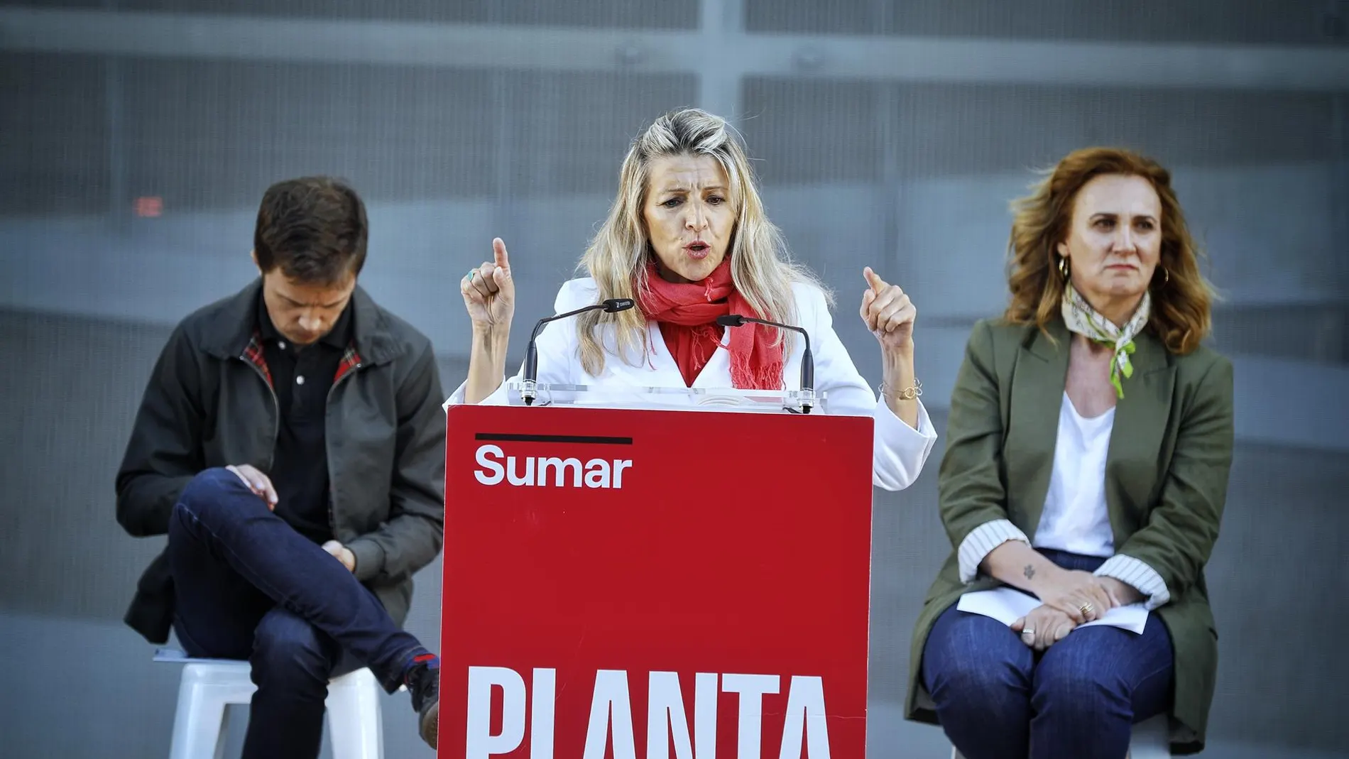Yolanda Díaz llama a los empresarios a "volver" a defender la democracia tras el encuentro con Milei